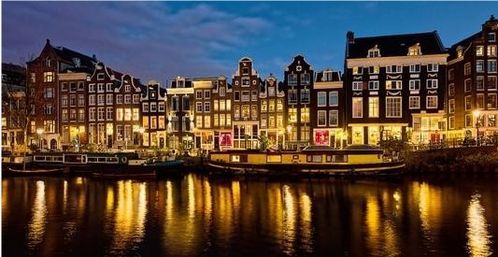 荷兰阿姆斯特丹城市建筑特色是在水流和街道之间对吗